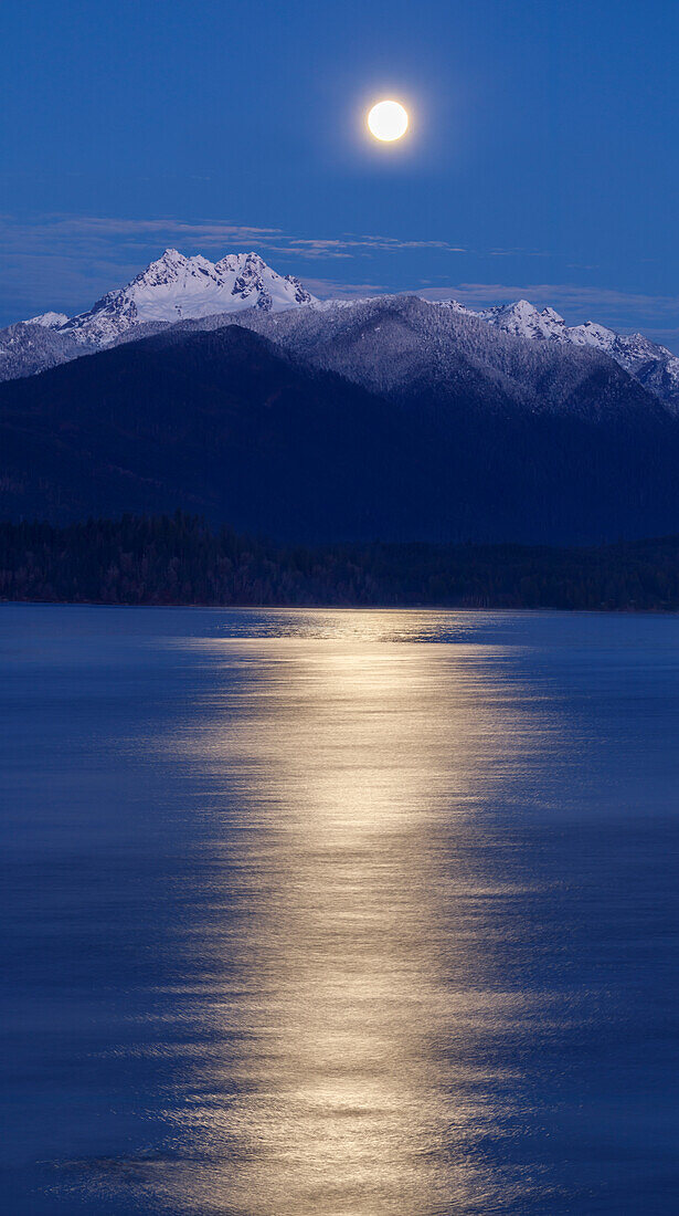 USA, Staat Washington, Seabeck. Mond über Olympic Mountains und Hood Canal bei Sonnenaufgang.