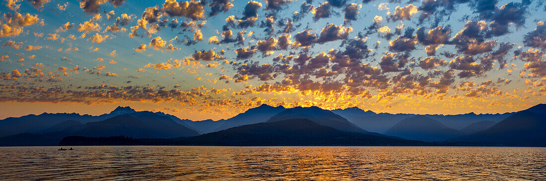 USA, Staat Washington, Seabeck. Panoramablick auf den Sonnenuntergang am Hood Canal.