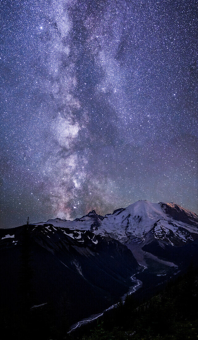 USA, Staat Washington. Die Milchstraße erhebt sich über dem Mt. Rainier und dem White River im Mt. Rainier National Park in der Nähe von Sunrise.