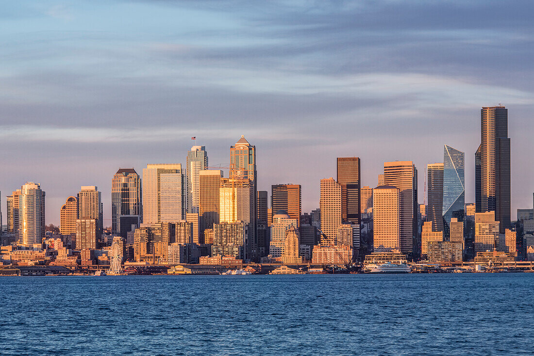 Staat Washington, Seattle. Waterfront und Skyline bei Sonnenuntergang