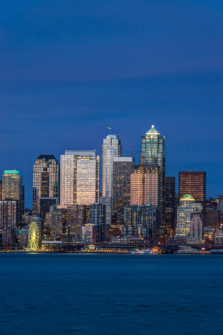 Staat Washington, Seattle. Skyline in der Dämmerung