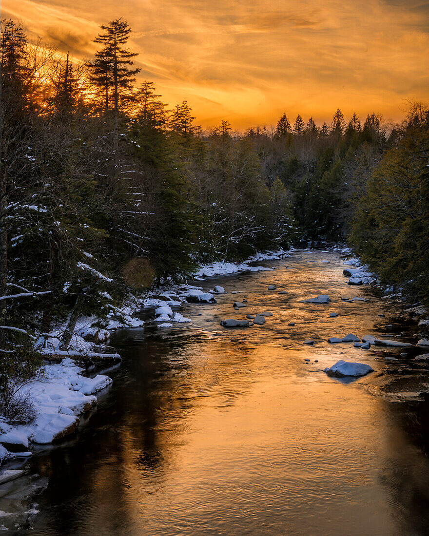 USA, West Virginia, Blackwater-Fälle. Sonnenuntergang auf der Landschaft des Blackwater River