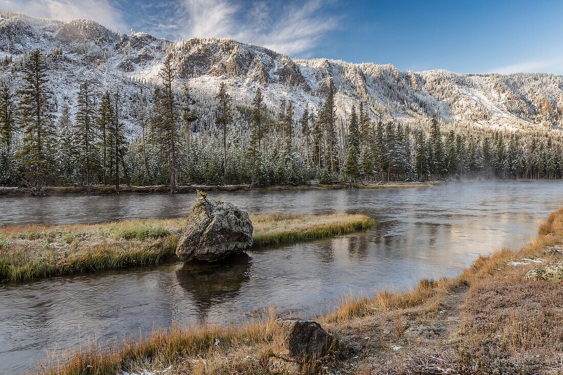 Frühherbstschnee entlang Madison River, Yellowstone-Nationalpark, Wyoming