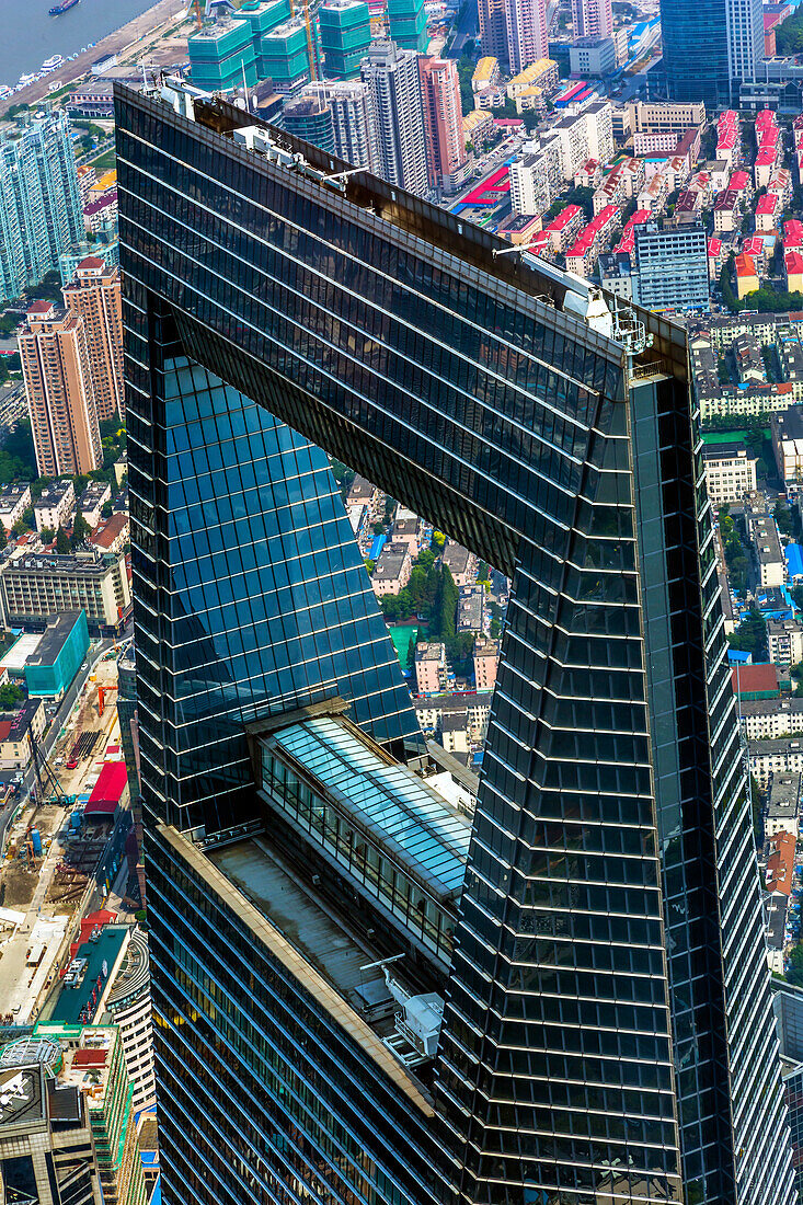 Blick auf Schwarz Shanghai World Financial Center Wolkenkratzer Reflexionen Stadtbild Liujiashui Financial District Shanghai China.