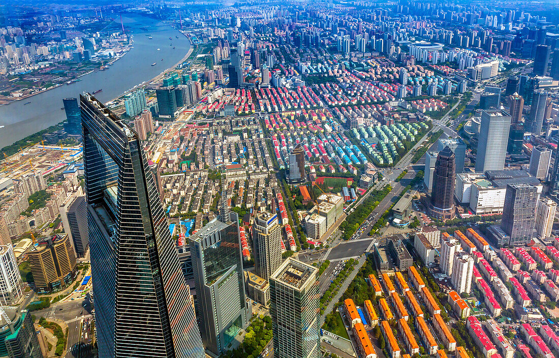 Blick auf den schwarzen Wolkenkratzer des Shanghai World Financial Center Huangpu River Stadtbild Liujiashui Financial District Shanghai China.