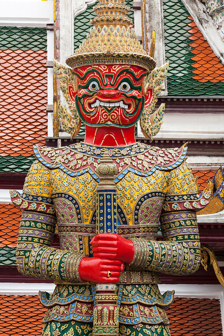 Thailand, Bangkok, Der Riesendämon Suryapop bewacht den östlichen Eingang des Smaragd-Buddha-Tempels im Königspalastkomplex.
