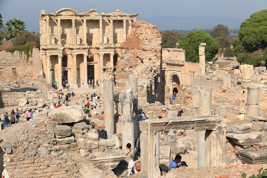 Türkei, Provinz Izmir, Selcuk, antike Stadt Ephesus, antikes Weltzentrum für Reisen und Handel an der Ägäis an der Mündung des Flusses Cayster. Bibliothek des Celsus. Ceretus-Straße.