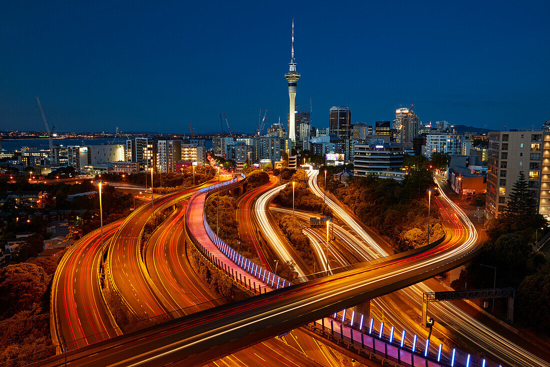 Autobahnen, Lightpath-Radweg und Skytower in der Abenddämmerung, Auckland, Nordinsel, Neuseeland