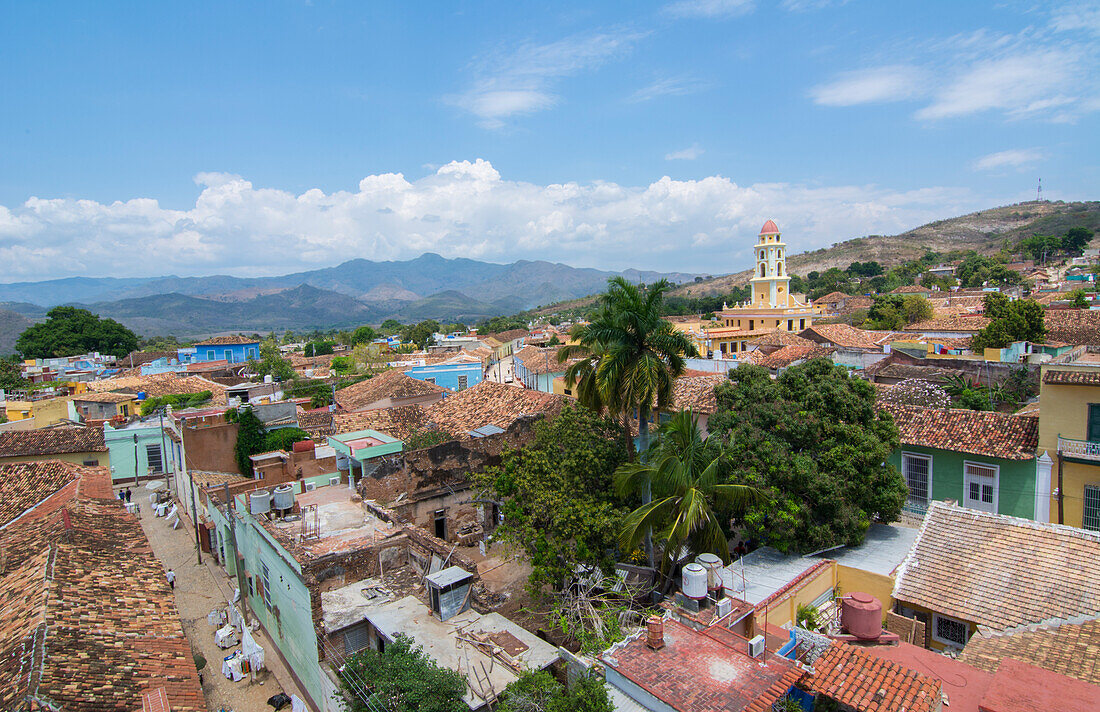 Trinidad Kuba von oben Turm mit Kirche und Berge mit Gebäuden aus Ziegeldächern der zweitältesten Kolonialstadt