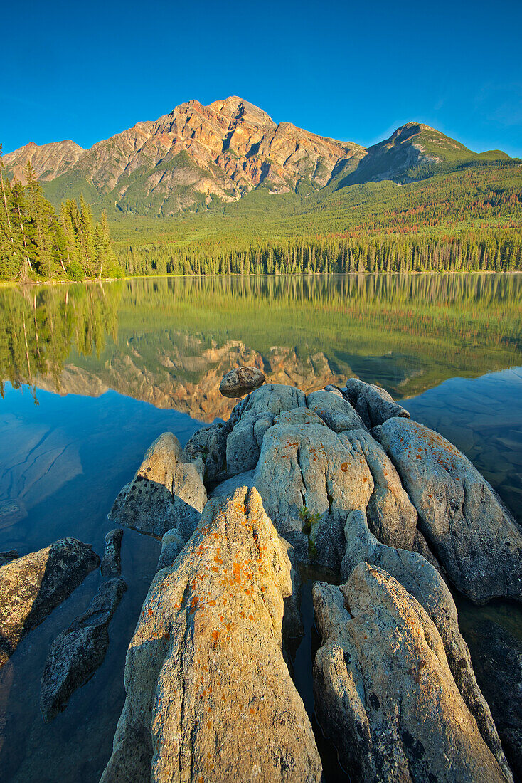 Kanada, Alberta, Jasper-Nationalpark. Pyramid Mountain und Reflektionen auf dem Pyramid Lake.