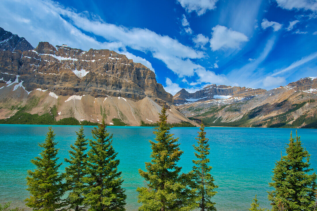 Kanada, Alberta, Banff-Nationalpark. Bow Lake und Crowfoot Mountain Landschaft.