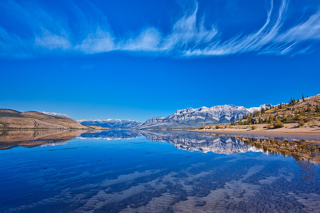 Kanada, Alberta, Jasper-Nationalpark. Spiegelungen im Jasper Lake.