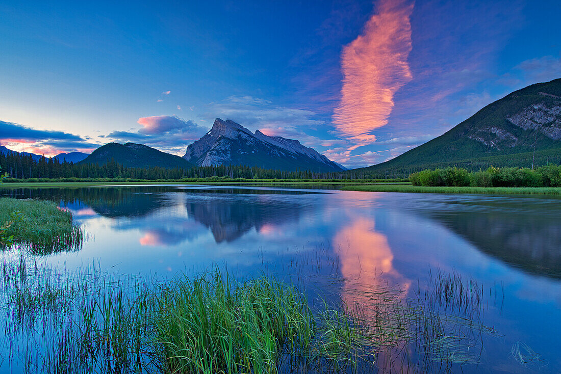 Kanada, Alberta, Banff-Nationalpark. Wolke spiegelt sich im See bei Sonnenaufgang.
