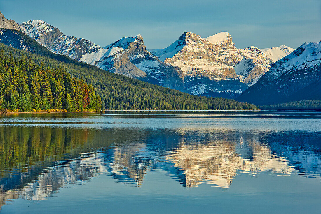 Kanada, Alberta, Jasper-Nationalpark. Spiegelungen im Maligne Lake.