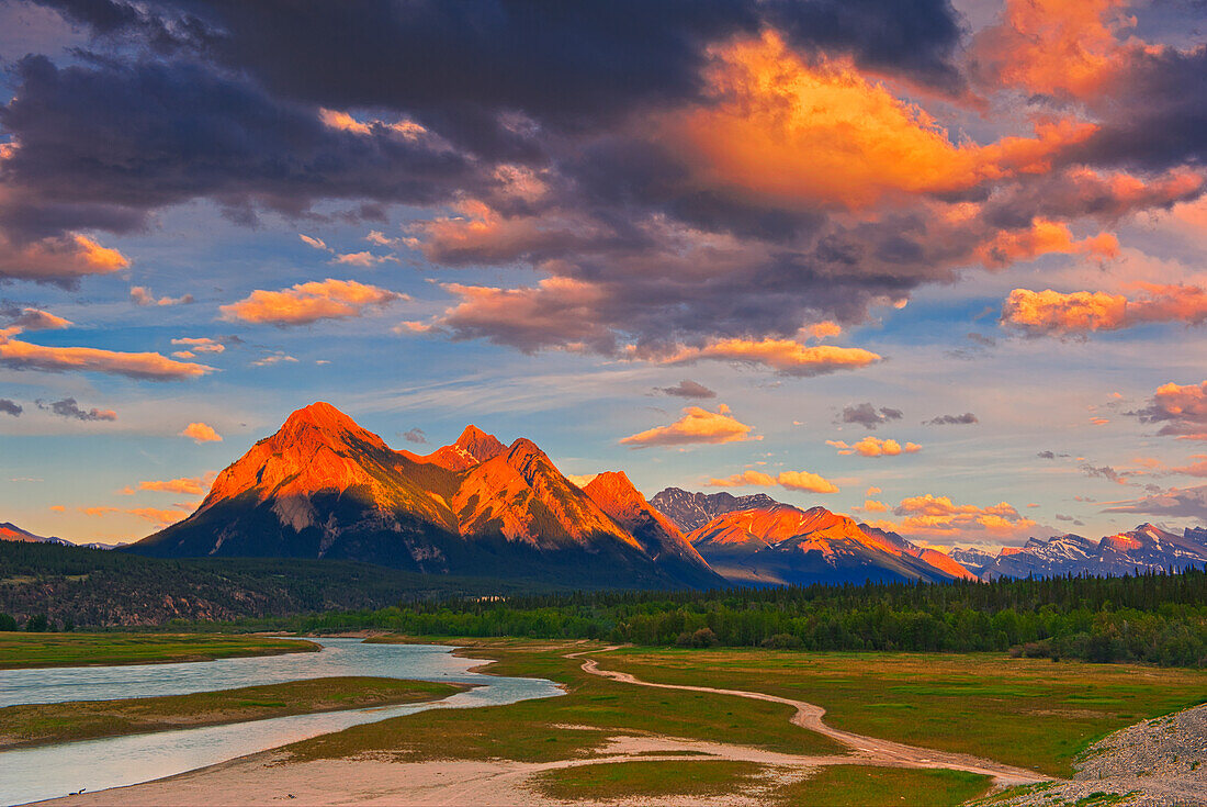Kanada, Alberta. Kanadische Rocky Mountains und Abraham Lake bei Sonnenaufgang.