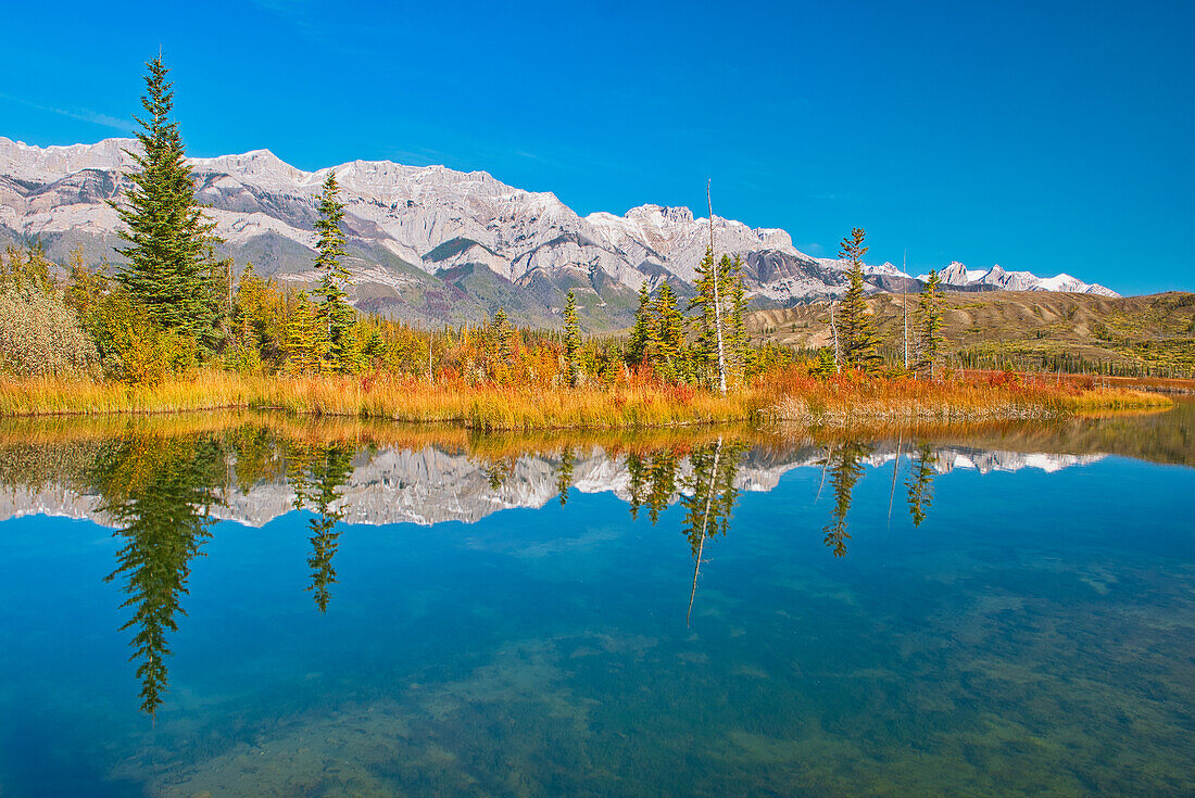 Kanada, Alberta, Jasper-Nationalpark. Spiegelungen im Talbot Lake.