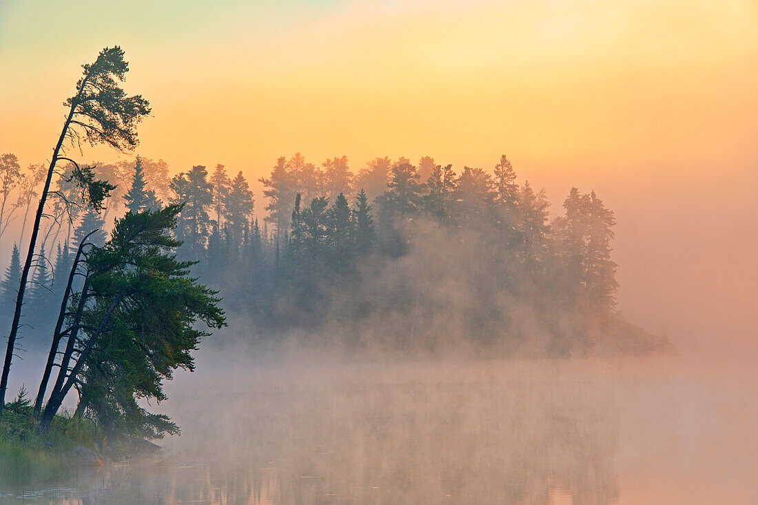 Kanada, Ontario, Kenora. Nebel bei Sonnenaufgang auf dem Isabel Lake.