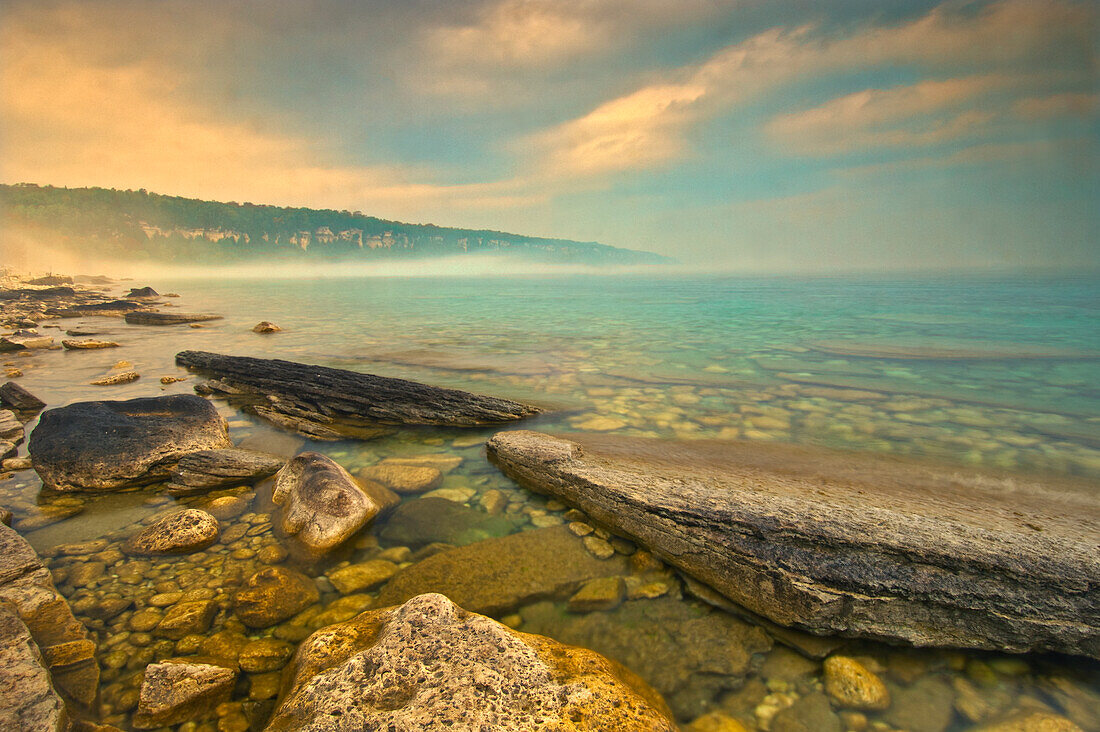 Kanada, Ontario, Morgennebel an der Georgian Bay. Kalksteinfelsen. Barrow Bay. Bruce-Halbinsel.