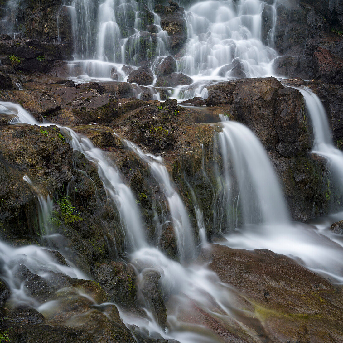 Wasserfall in der Nähe von Fuglafjordur. Die Insel Eysturoy, eine der beiden großen Inseln der Färöer-Inseln im Nordatlantik. Europa, Nordeuropa, Dänemark, Färöer Inseln