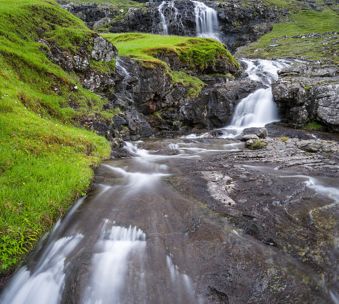 Das Tal von Saksun, eine der Hauptattraktionen der Färöer Inseln. Die Insel Streymoy, eine der beiden großen Inseln der Färöer Inseln im Nordatlantik. Europa, Nordeuropa, Dänemark, Färöer Inseln