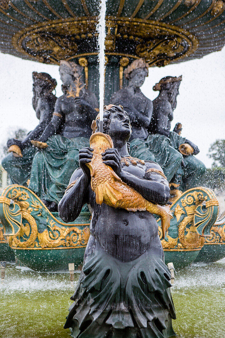 Statue im Springbrunnen. Place de la Concorde. Paris.