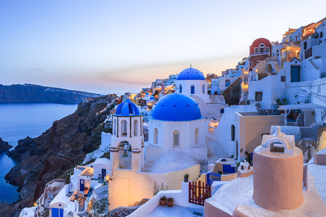 Griechenland, Santorini, Oia. Sonnenuntergang in der Küstenstadt.