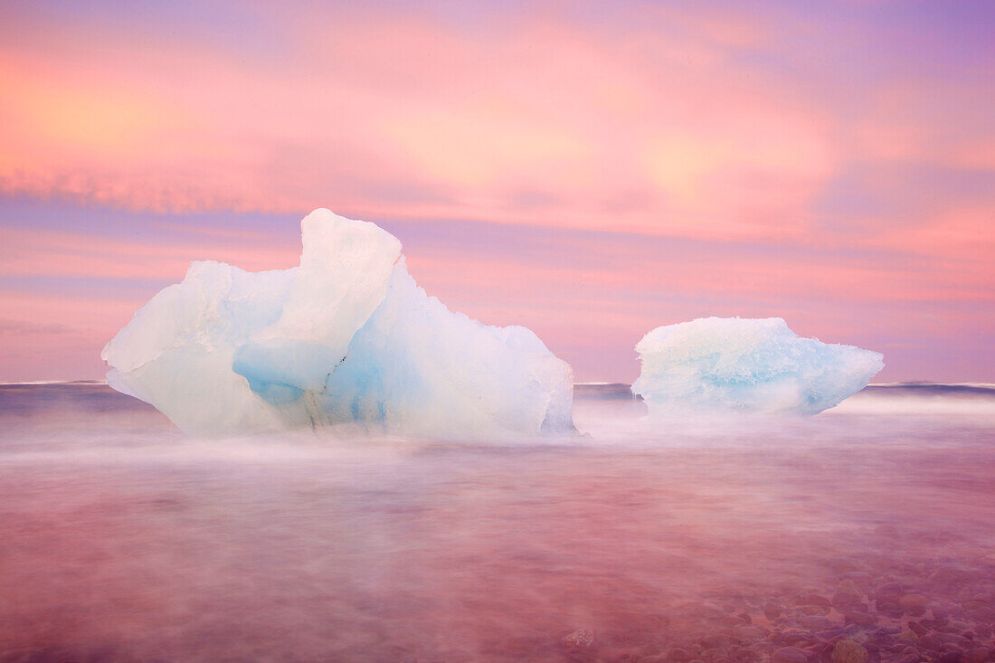 Europa, Island, Gletscherlagune Jokulsarlon. Sonnenuntergang an gestrandeten Eisbergen.
