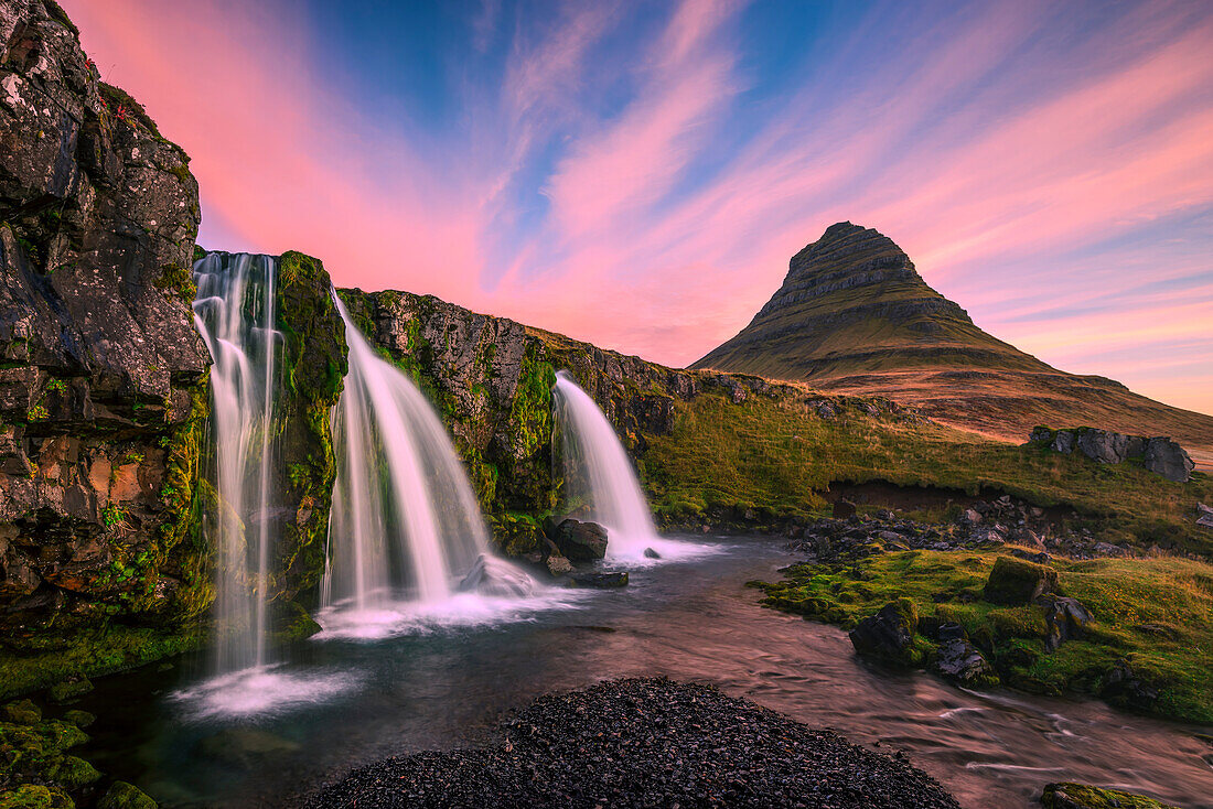 Island, Kirkjufellsfoss. Wasserfall bei Sonnenaufgang.