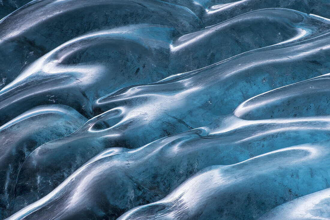 Europa, Island, Südwestisland, Skaftafell-Nationalpark, Vatnajokull-Eishöhlen. Die Eisdetails in der Eishöhle im Inneren des Gletschers sind vielfältig.