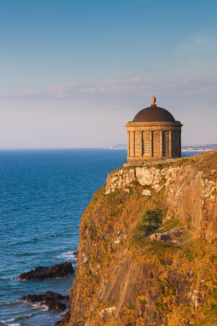 Vereinigtes Königreich, Nordirland, Grafschaft Londonderry, Downhill Demesne, Mussenden Temple, ehemalige Gutsbibliothek, Sonnenuntergang