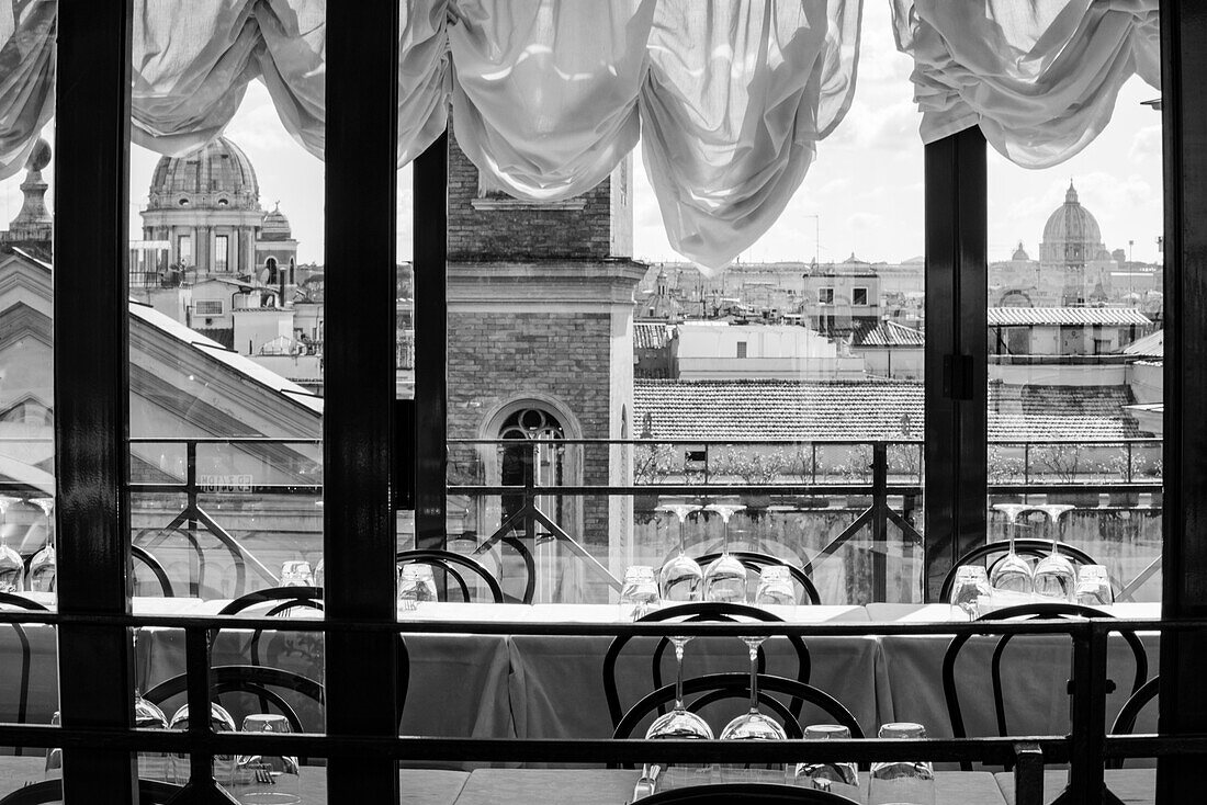 Italien, Rom. Blick auf die Skyline und die Kuppel des Petersdoms vom Restaurant in der Viale della Trinita dei Monti (unterhalb des Pincio, des Pincianischen Hügels, oberhalb der Spanischen Treppe).