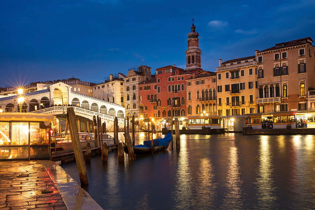 Dämmerung über der Realto-Brücke und dem Canal Grande, Venedig, Venetien, Italien