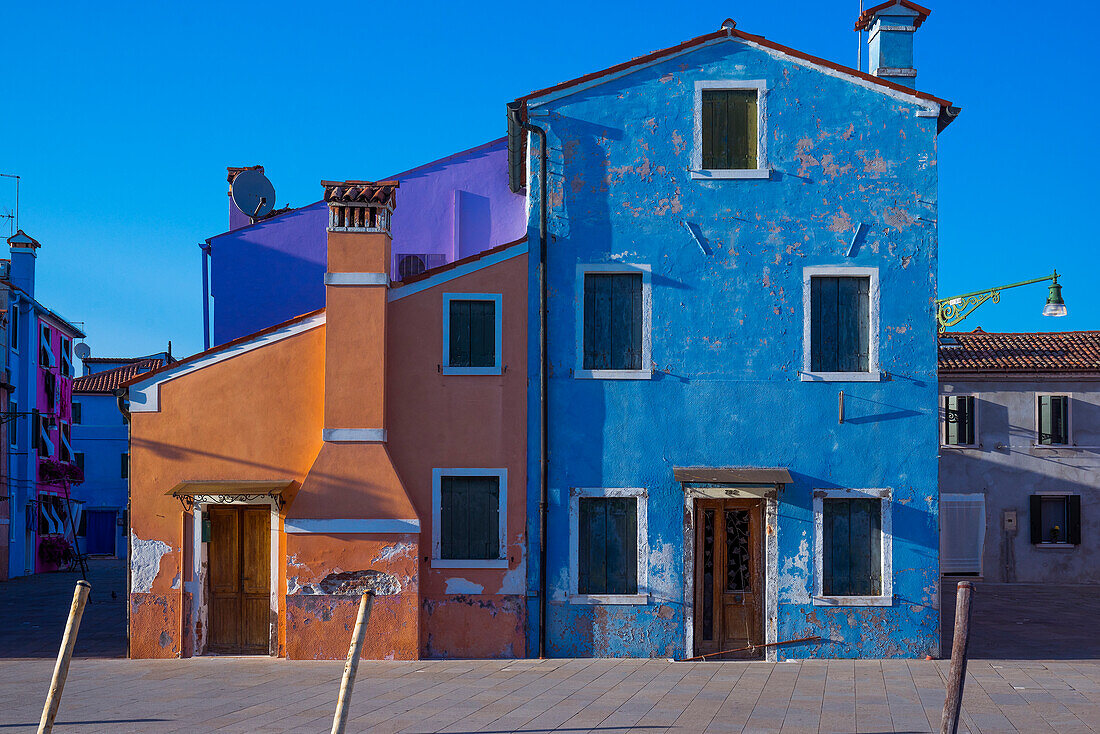 Italien, Burano. Bunte Hauswände.