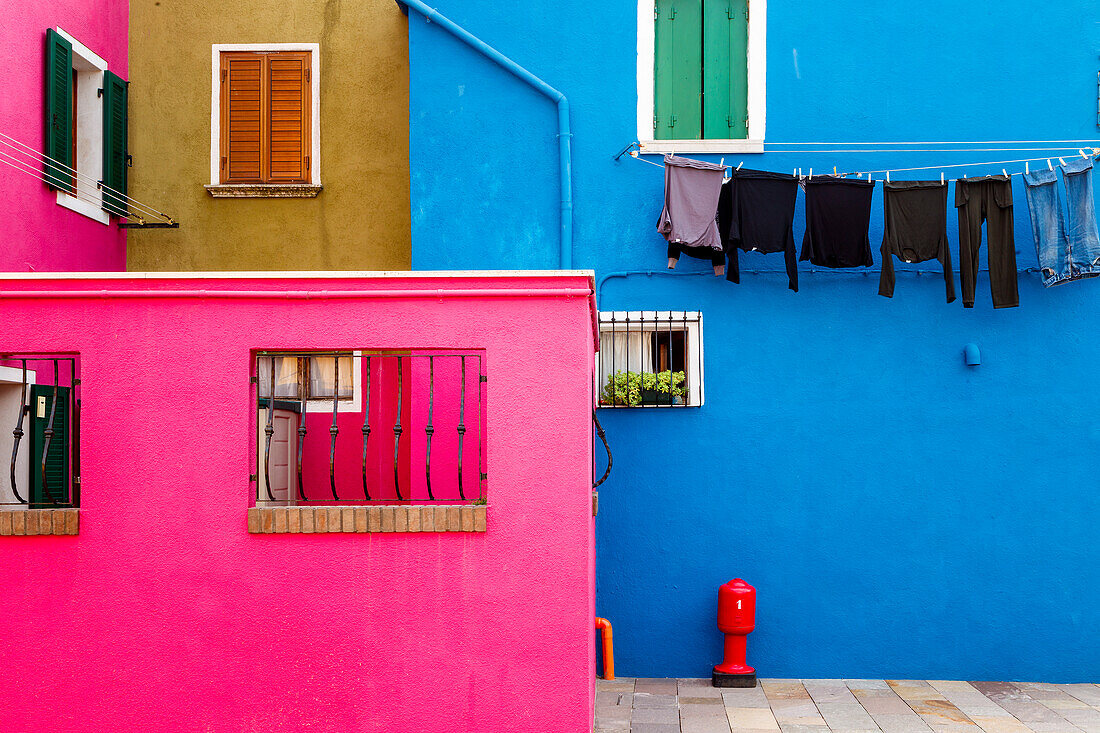Italien, Burano. Bunte Hauswände.