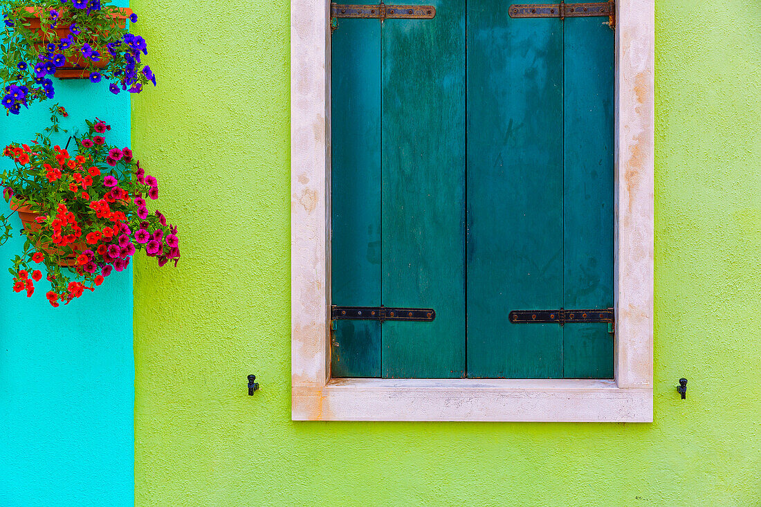 Italien, Burano. Bunte Hauswand und Fenster.