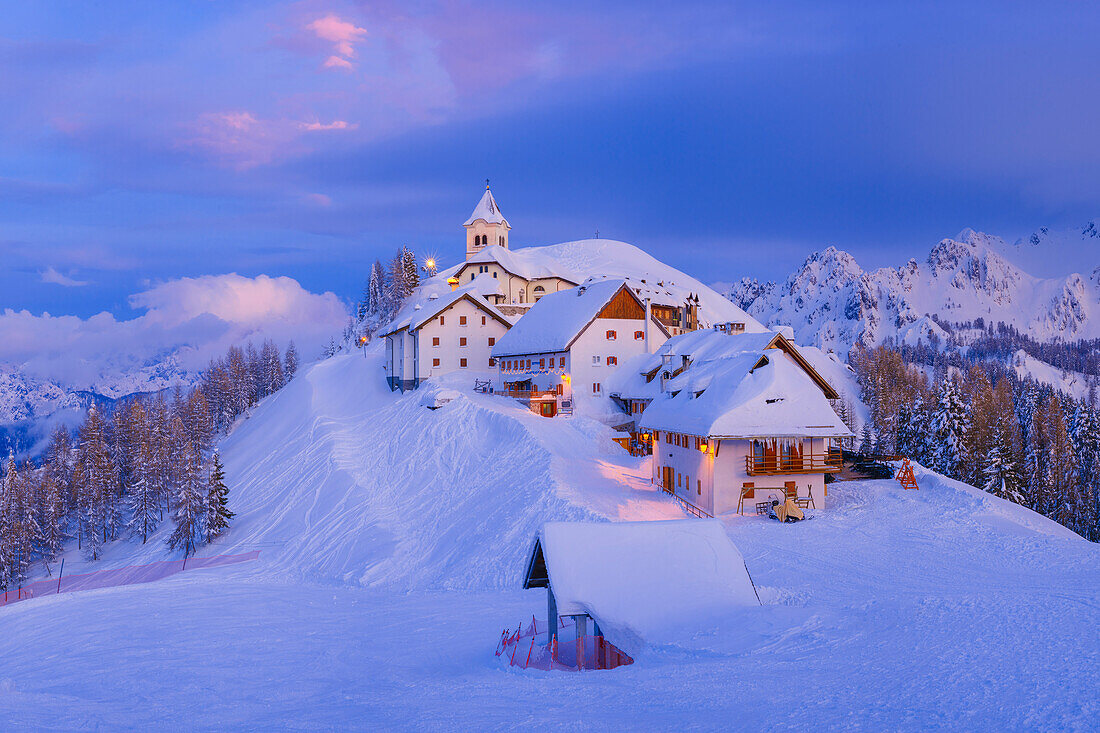 Italien, Monte Lussari. Winterabend im Skigebiet.