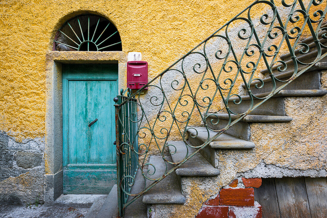 Italien, Manarola. Buntes Haus und Treppe.