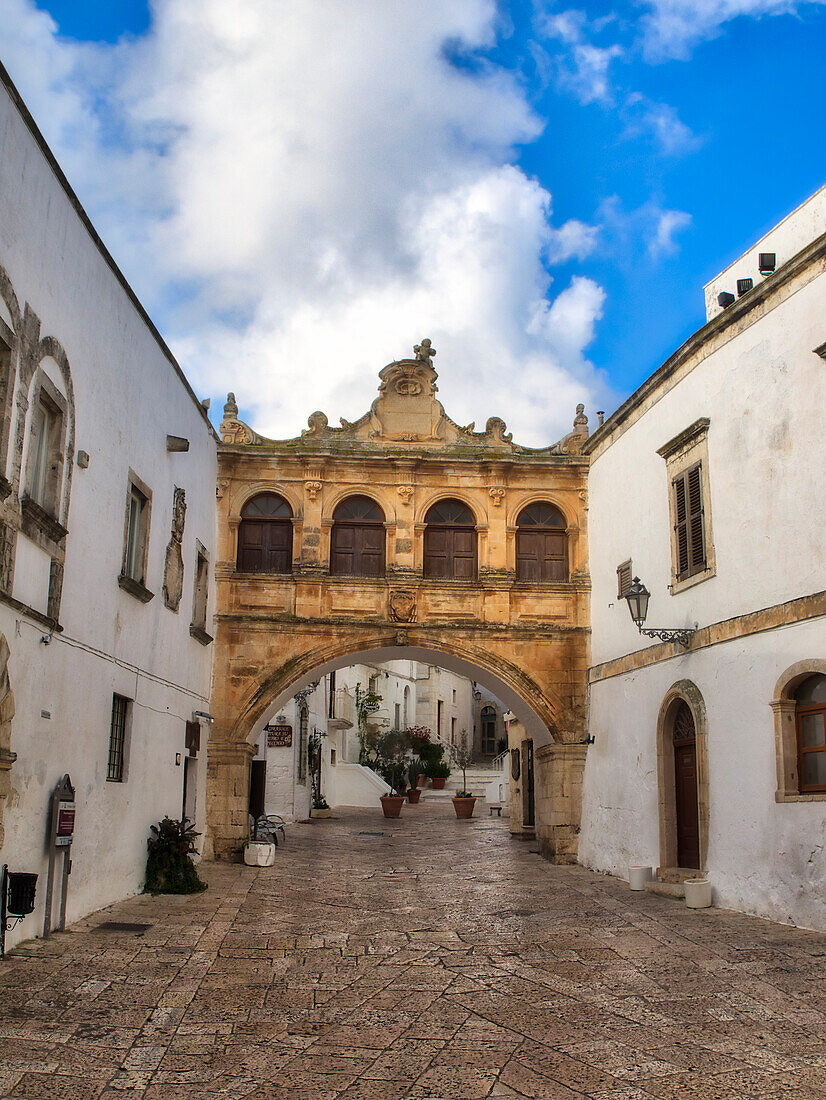 Italien, Apulien, Brindisi, Itria-Tal, Ostuni. Die Loggia, der Arco Scoppa, verbindet den Bischofspalast mit dem Priesterseminar.