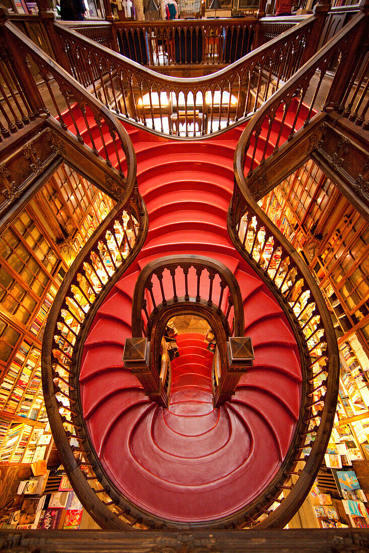 Portugal, Porto. Verziertes Treppenhaus in der Buchhandlung Lello.