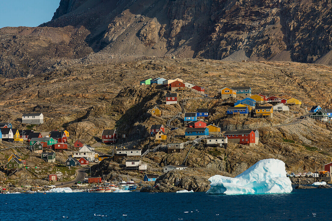 Grönland, Uummannaq. Bunte Häuser in der felsigen Landschaft.