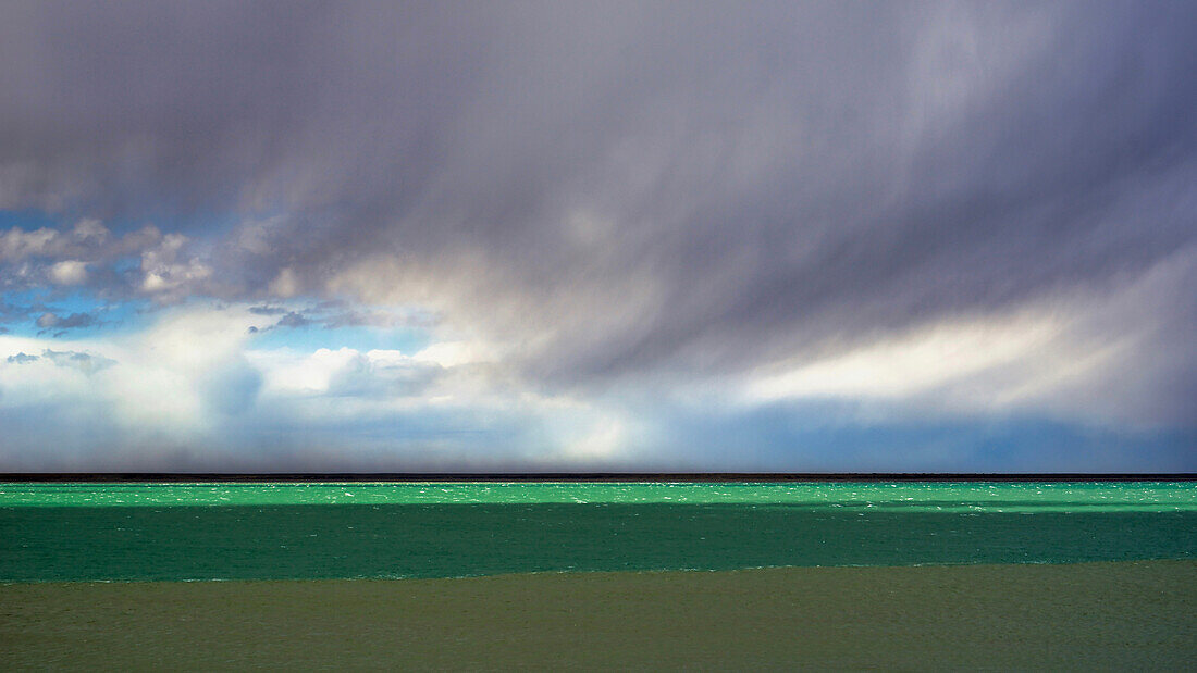 Argentinien, Santa Cruz. Puerto Santa Cruz, Fluss Santa Cruz unter stürmischen Wolken.