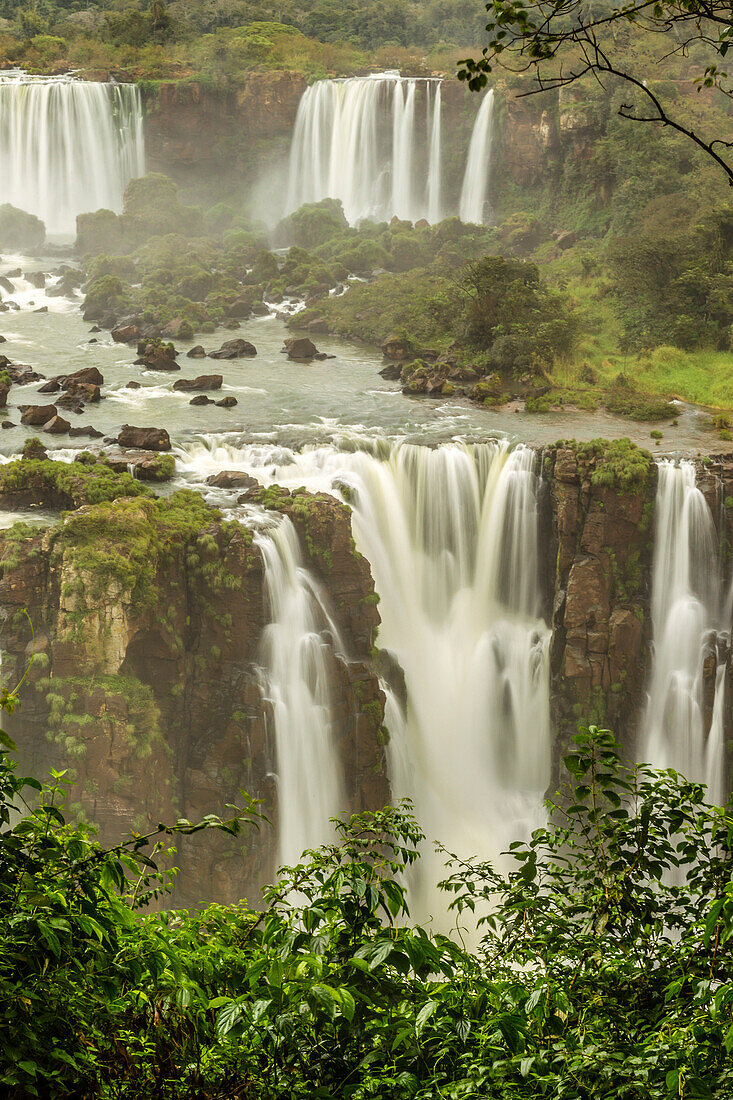 Brasilien, Iguazu-Fälle. Landschaft mit Wasserfällen.