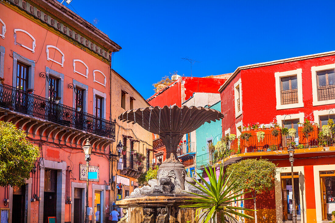 Plaza Del Baratillo, Baratillo Square, Fountain, colorful buildings, Guanajuato, Mexico