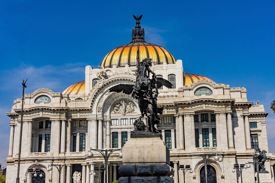 Pegasus-Statue vor dem Palacio de Bellas Artes, Mexiko-Stadt, Mexiko. Statue von Agusti Querol Subirats. Artes, erbaut 1932.