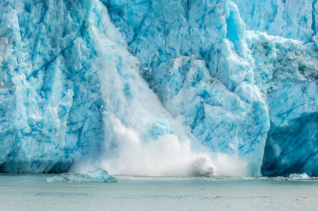 USA, Alaska, Endicott Arm. Nahaufnahme des kalbenden Dawes-Gletschers.