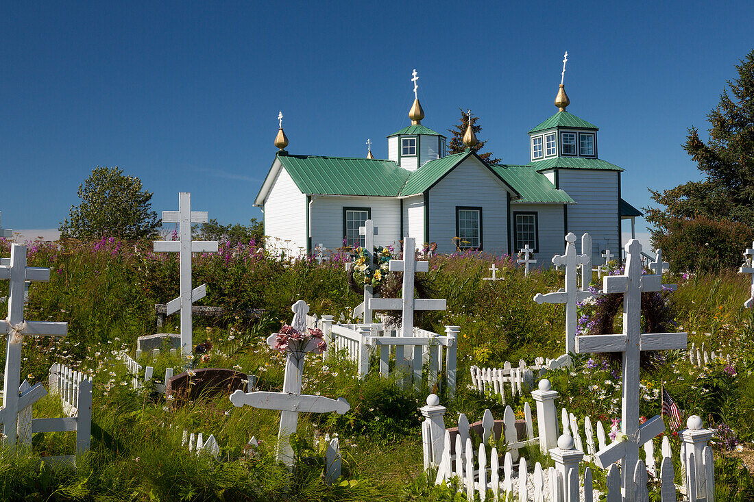 USA, Alaska, Ninilchik. Russisch-orthodoxe Kirche und Friedhof.