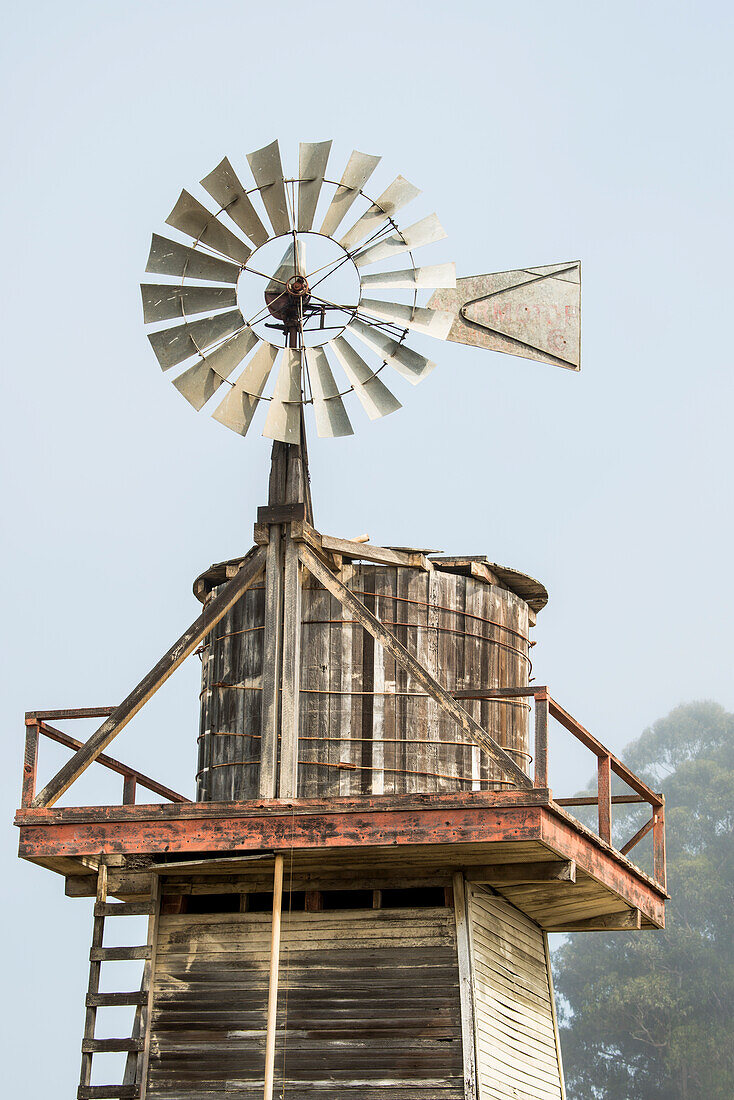 USA Kalifornien, No Water No Life CA Drought Expedition # 5, Central California Coast, Cayucos, alter hölzerner Wasserturm mit Windmühle zum Pumpen