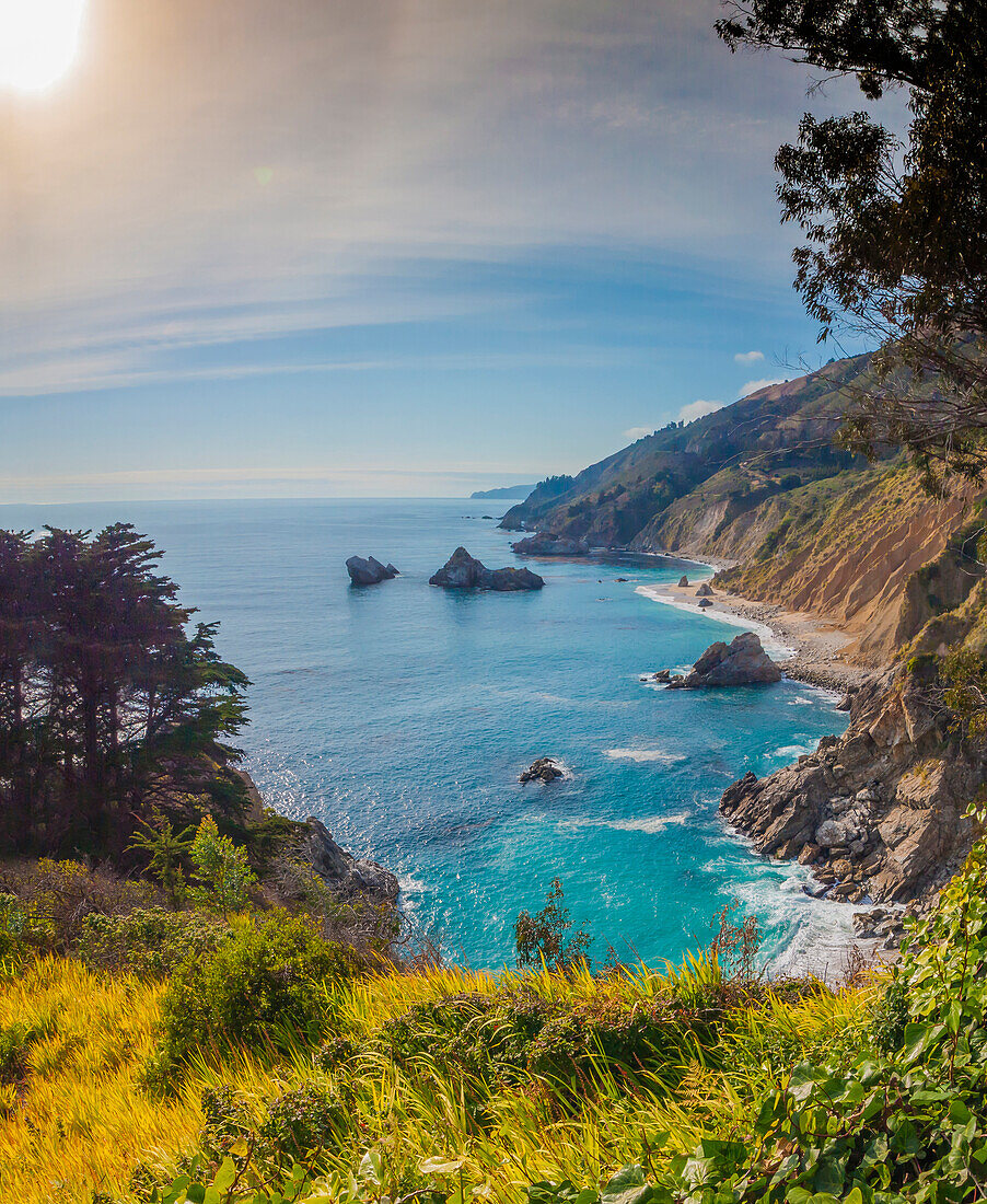 Küstenklippen bei Sonnenuntergang, Julia Pfeiffer Burns State Park, Big Sur, Kalifornien, USA