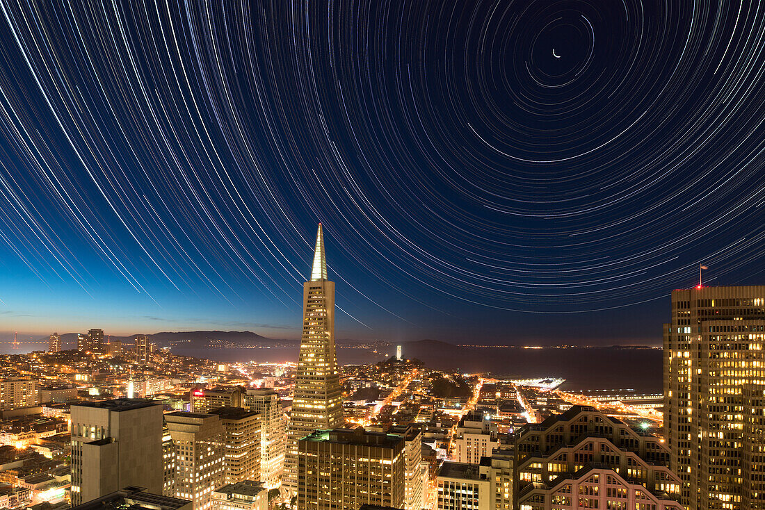 USA, Kalifornien, San Francisco. Komposit von Sternspuren über dem Transamerica Building.