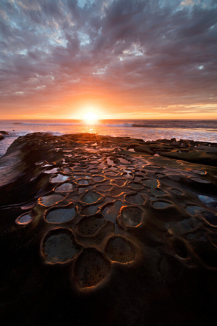 USA, Kalifornien, La Jolla. Sonnenuntergang über den Gezeitentümpeln.